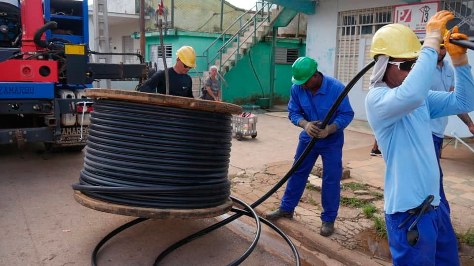 Trabajadores de Etecsa de Villa Clara laborando en Artemisa.