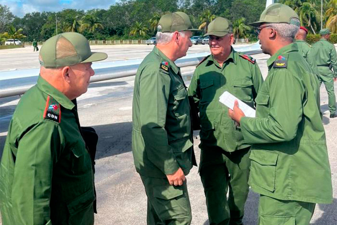 Presidente del Consejo de Defensa Nacional, Miguel Díaz-Canel, Joel Queipo Ruiz, presidente del CDP de Holguín.