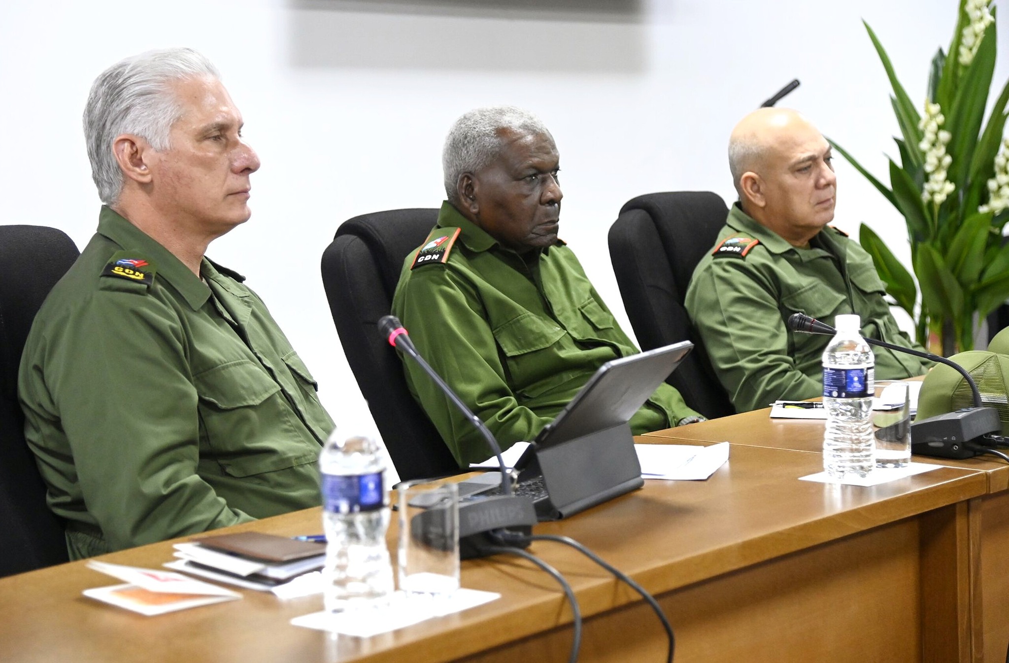 Miguel Díaz-Canel, Esteban Lazo y Roberto Morales Ojeda presiden la reunión del Consejo de Defensa Nacional.