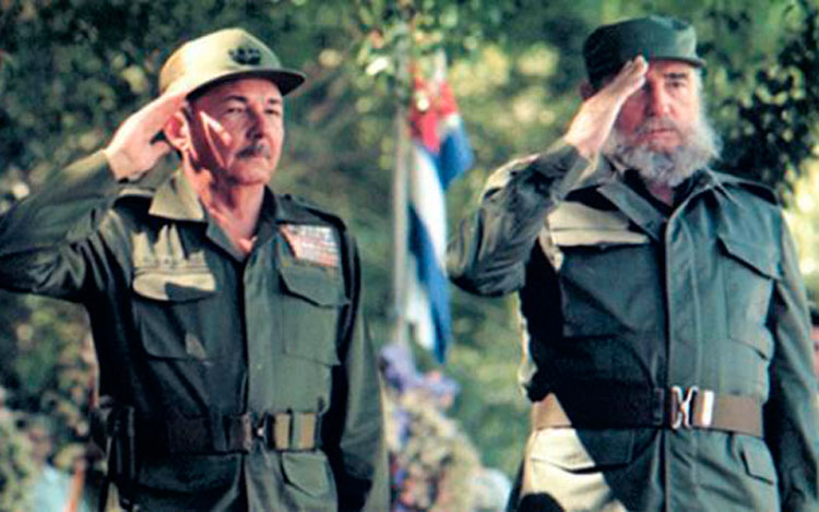 Fidel y Raúl Castro Foto: Archivo