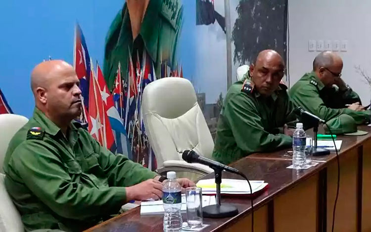 Osnay Miguel Colina Rodríguez y Alberto López Díaz, presidente y vicepresidente, respectivamente, del Consejo de Defensa Provincial de Villa Clara.