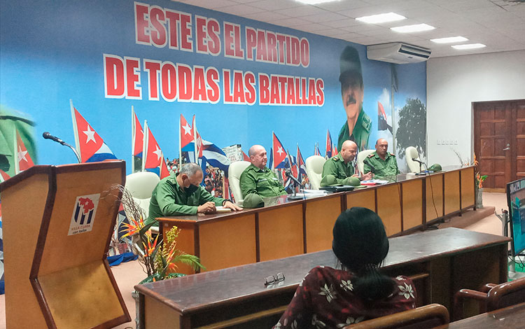 Consejo de Defensa de Villa Clara evalúa preparación para fuertes lluvias asociadas al huracán Ian.