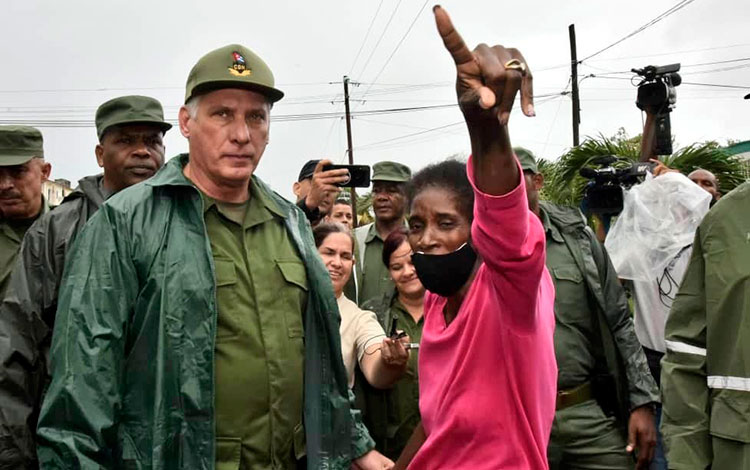 Presidente cubano, Miguel Díaz-Canel, conversa con pobladores de la ciudad de Pinar del Río.