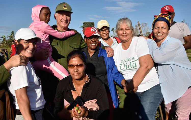Presidente cubano, Miguel Díaz-Canel, junto a pinareños que laboran en la recuperación tras el huracán Ian..