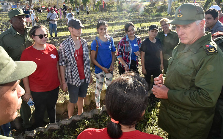 Presidente cubano, Miguel Díaz-Canel Bermúdez, conversa con estudiantes que participan en labores de recuperación en Pinar del Río. Presidente cubano, Miguel Díaz-Canel Bermúdez, conversa con estudiantes que participan en labores de recuperación en Pinar del Río.