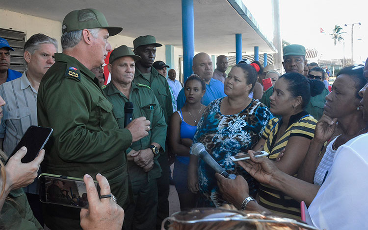 Presidente cubano, Miguel Díaz-Canel Bermúdez, dialoga con residentes en el poblado de Cocodrilo, el más afectado por el huracán Ian en la Isla de la Juventud. Presidente cubano, Miguel Díaz-Canel Bermúdez, dialoga con residentes en el poblado de Cocodrilo, el más afectado por el huracán Ian en la Isla de la Juventud.