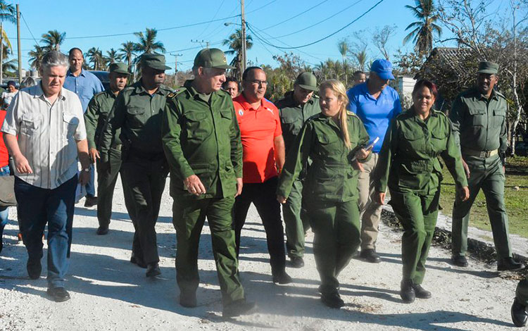 Presidente de Cuba, Miguel Díaz-Canel, en recorrido por el poblado de Cocodrilo, en la Isla de la Juventud.
