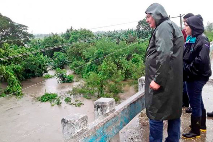 Jorge Luis Tapia, vice primer ministro de Cuba, recorre zonas afectadas por las intensas lluvias en el oriente de Cuba.