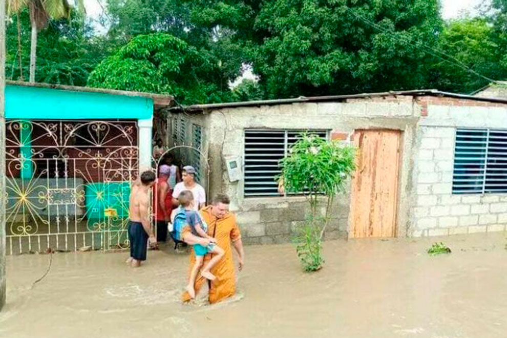 Evacuación de personas en zona inundada de Granma.