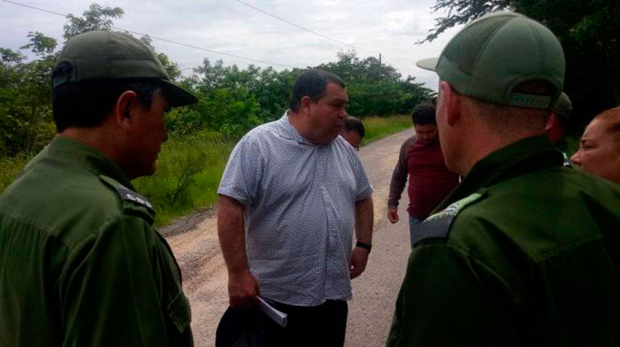 Félix Duarte Ortega, miembro del Secretariado del Comité Central del PCC, recorre zonas afectadas por las lluvias en Las Tunas.