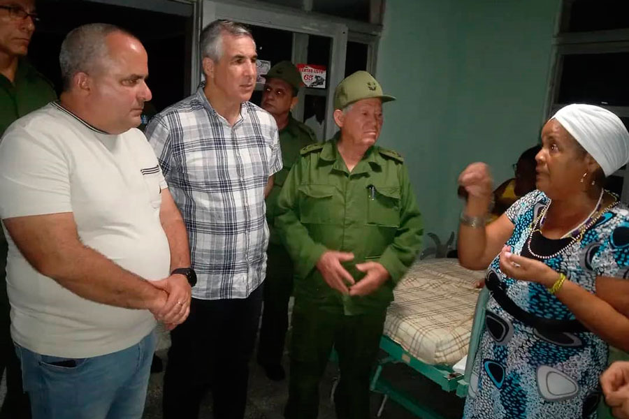 Jorge Luis Broche Lorenzo, integrante del Secretariado del Comité Central del Partido; Eduardo Martínez Díaz, vice primer ministro, y el general de división Ramón Pardo Guerra, jefe del Estado Mayor Nacional de la Defensa Civil, evalúan daños de los sismos en la provincia de Granma.