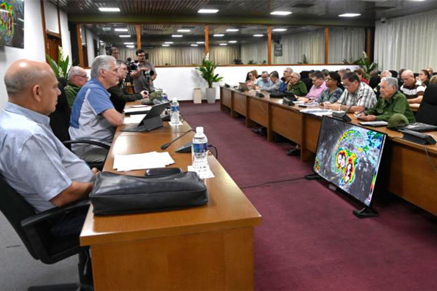 Reunión del Consejo de Defensa Nacional ampliado para chequear preparativos ante el inminente paso del huracán Melissa.