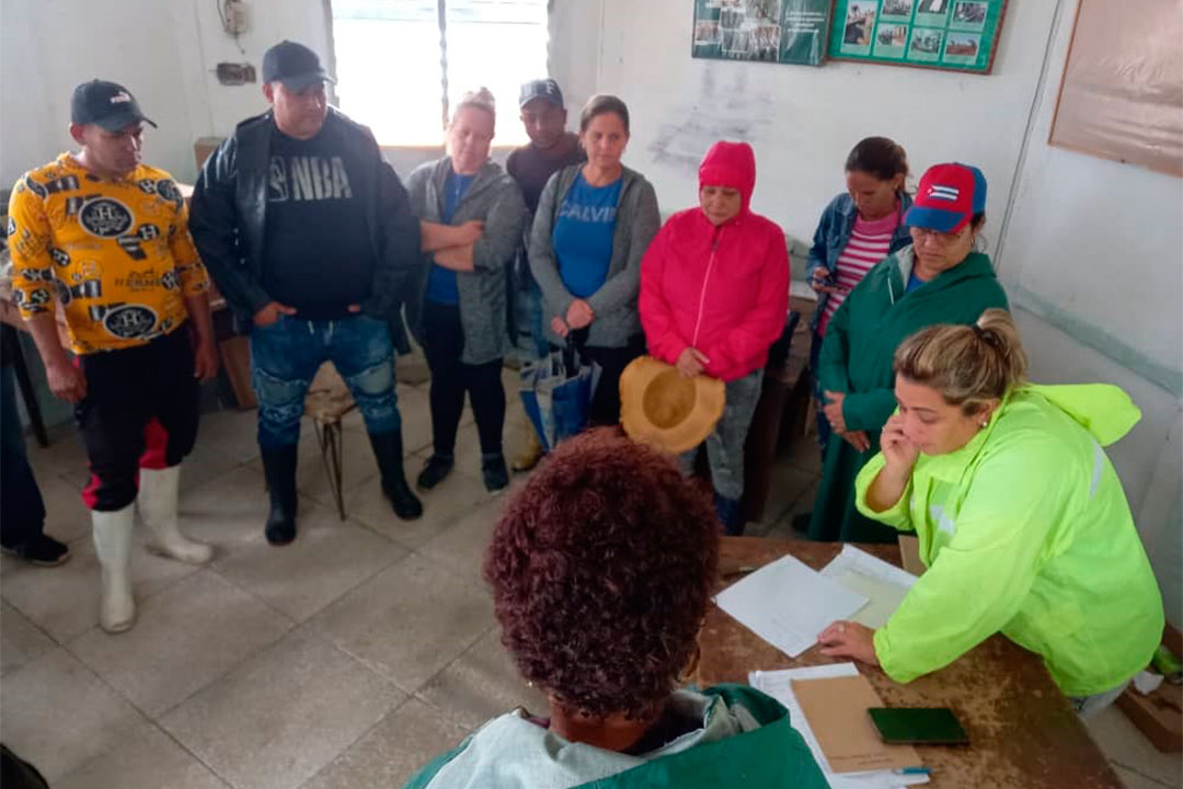 Primera secretaria del PCC y gobernadora de la provincia chequean acciones para evacuación de comunidades en Encrucijada.