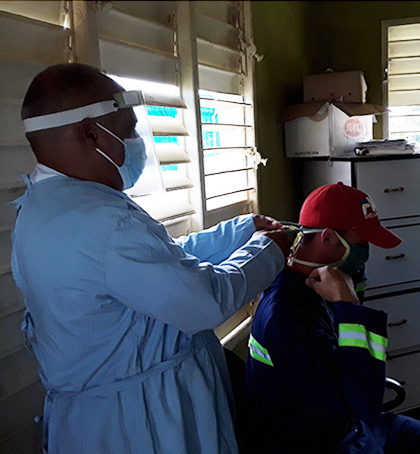 Uno de los trabajadores confesó presentar tos y decaimiento, por lo que fue inmediatamente separado y aislado, como parte del ejercicio realizado en el Dí­a Territorial de la Defensa en Placetas. (Foto: Francisnet Dí­az Rondón)