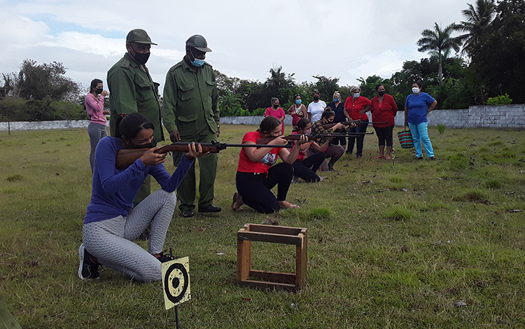 La práctica de tiro estuvo entre los ejercicios realizados el Día Territorial de la Defensa. (Foto: Francisnet Díaz Rondón)