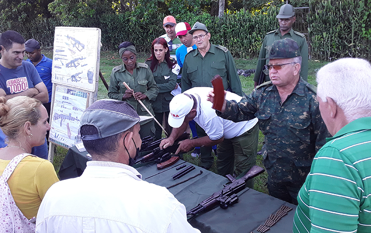 Ggeneral de brigada Noel Ochoa Gómez, jefe de Dirección del Minfar, dialoga con participantes en el Día Territorial de la Defensa en Villa Clara.