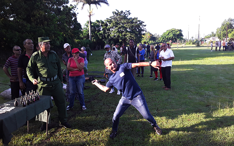 Entrenamiento en lanzamiento de granadas.