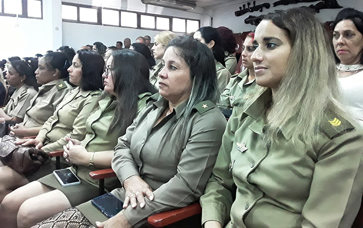 Reunión para organizar el Programa Nacional para el Adelanto de las Mujeres, en el Ejército Central (EC).