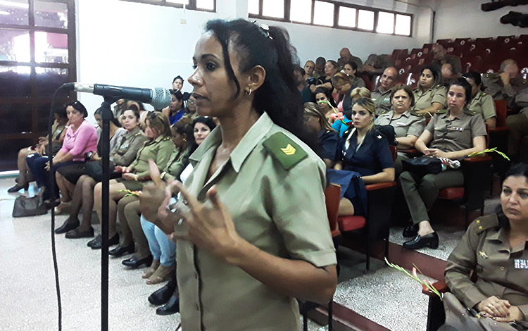 Reunión para organizar el Programa Nacional para el Adelanto de las Mujeres, en el Ejército Central (EC).