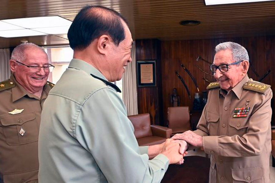 General de Ejército Raúl Castro Ruz, saludo al vicepresidente de la Comisión Militar de China.