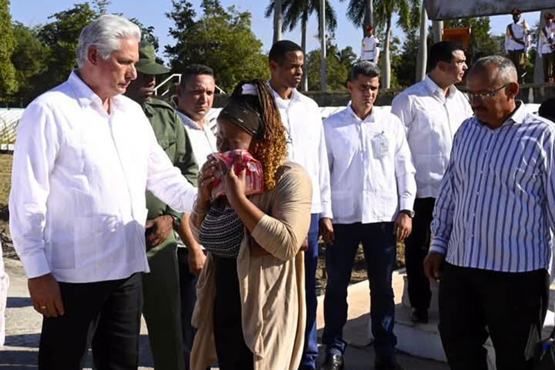 Presidente cubano saludo a familiar de combatiente caído en Melones, Holguín.