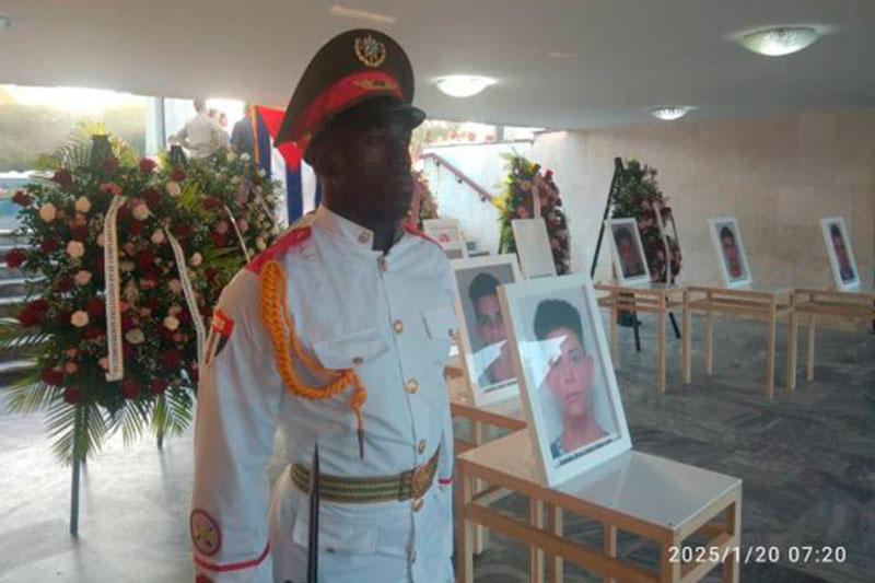 Guardia de honor a los combatientes fallecidos.