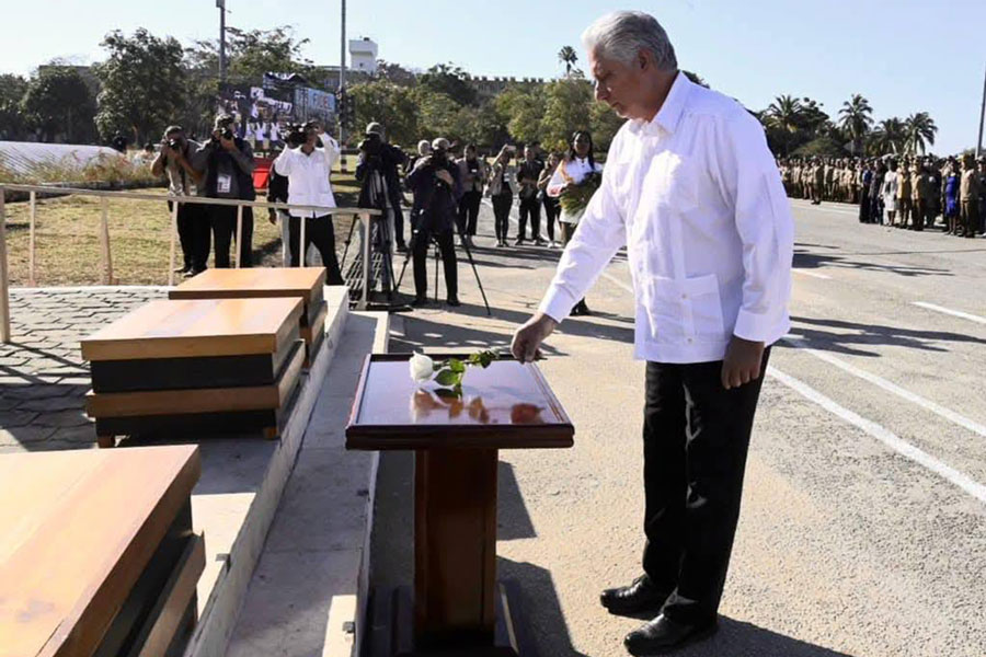 Presidente cubano coloca flor en honor a los caídos.