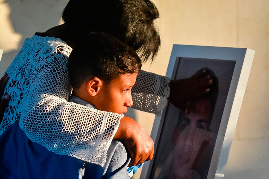 Familiares rinden homenaje a los combatientes caídos en el salón de la Plaza.