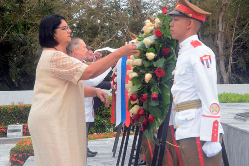 Ofrenda floral a combatientes soviéticos caídos en misones en Cuba.