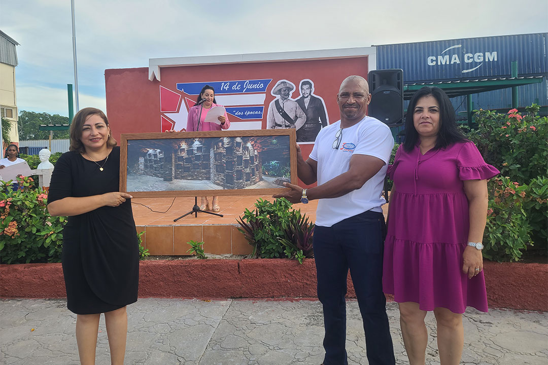 Entre de reconocimiento a la sucursal villaclareña de Almacenes Universales, por la primera secretaria del Partido y la gobernadora de Villa Clara.