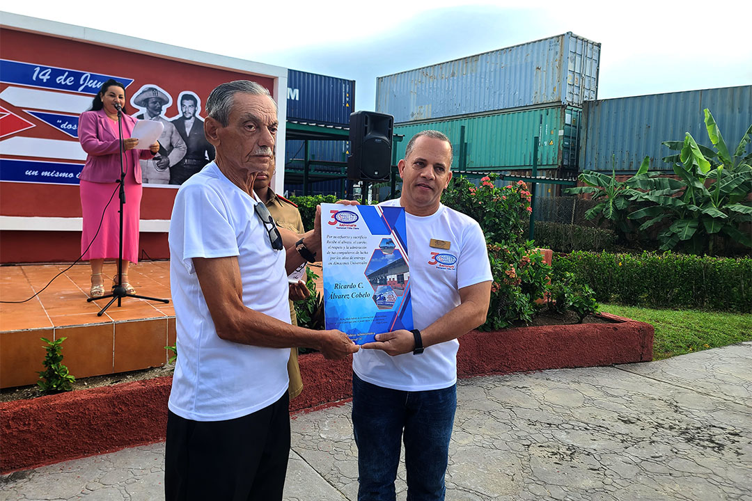 Reconocimiento a Ricardo Álvarez Cobelo.