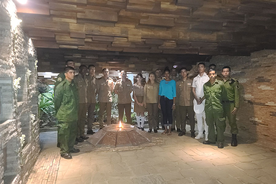 Jóvenes dirigentes de la UJC en las FAR y el Minint rinden homenaje al Che en el Memorial de Santa Clara.