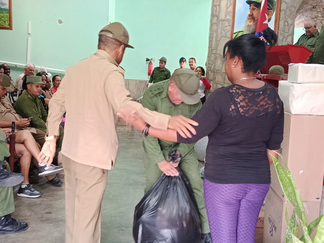 Combatientes de las FAR en Villa Clara entregan donaciones para damnificados por el huracán Melissa.