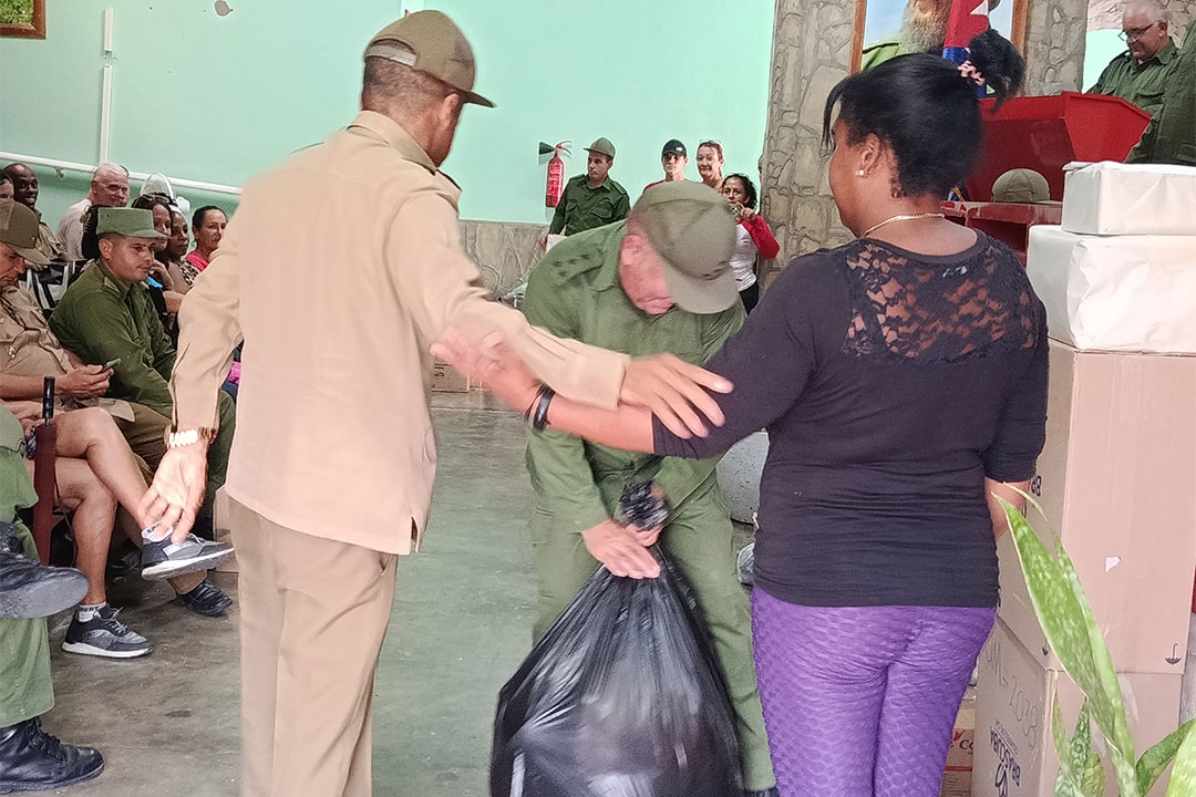 Combatientes de las FAR en Villa Clara entregan donaciones para damnificados por el huracán Melissa.