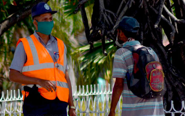 Policía cubano y ciudadano.