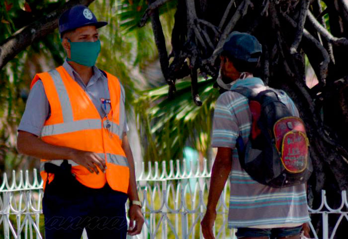 Policía cubano y ciudadano.
