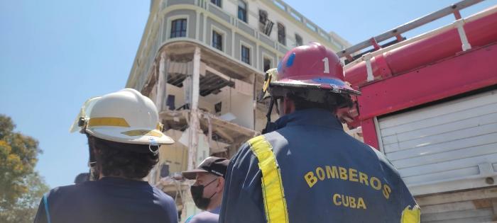 Fuerzas de rescate y salvamento en el hotel Saratoga, en La Habana. Fuerzas de rescate y salvamento en el hotel Saratoga, en La Habana.