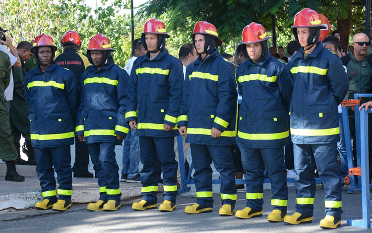 Bomberos en el homenaje póstumo a los caí­dos en el incendio en la Base de Supertanqueros de Matanzas.