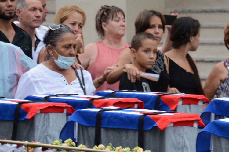 Familiares de los caí­dos en el incendio de la Base de Supertanqueros de Matanzas.