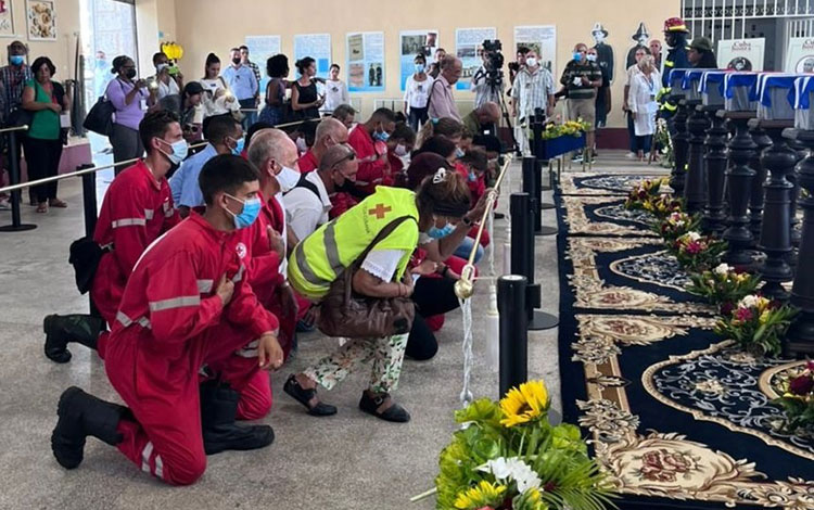 Rescatistas rinden homenaje póstumo a los caí­dos en el incendio de Matanzas.