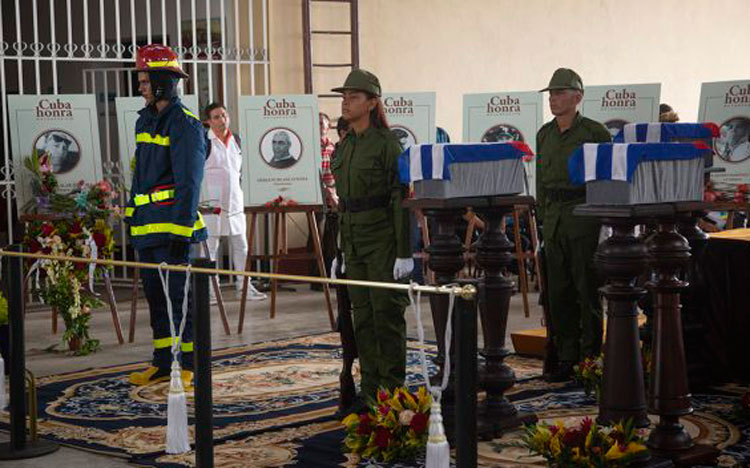 Bomberos cubanos.