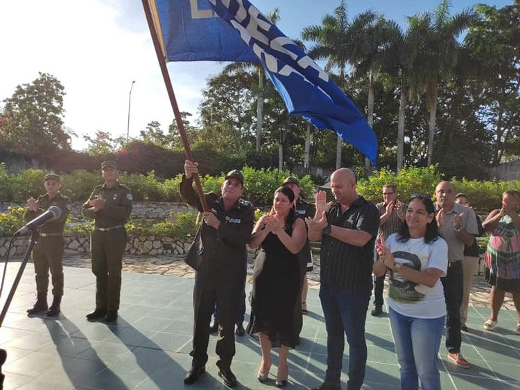 Entrega de la Bandera de Proeza Laboral al Cuerpo de Bomberos de Villa Clara.