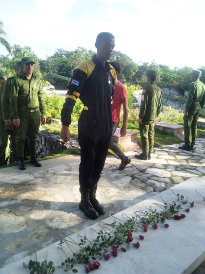 Bombero Menám Gerardo Fernández deposita flor ante la llama eterna del Mausoleo Frente de Las Villas..