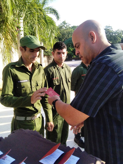 Entrega del carné a nuevos militantes del Partido.