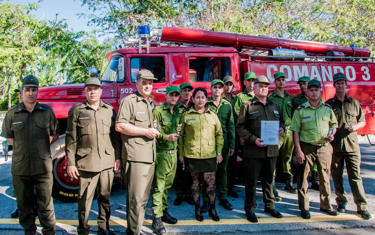Bomberos con el carro del Comando 3, tras el acto de reconocimiento.