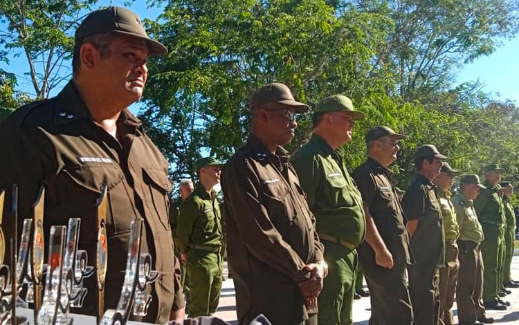 Bomberos de Villa Clara reciben reconocimientos.