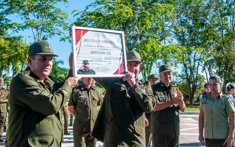 Teniente coronel Elieser Meneses recibe el diploma entregado al Cuerpo de Bomberos de Villa Clara.