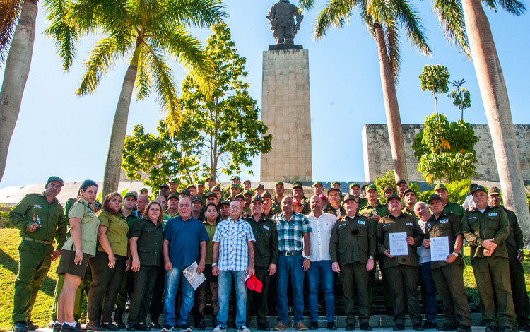 Bomberos villaclareños reconocidos por su labor.