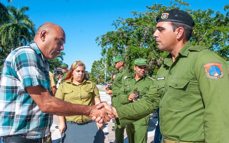 Bomberos de Villa Clara reciben reconocimientos.