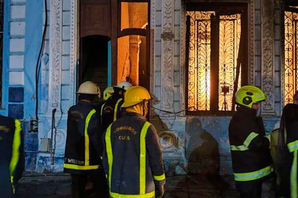 Bomberos en el lugar de incendio que causó la muerte de una familia habanera.